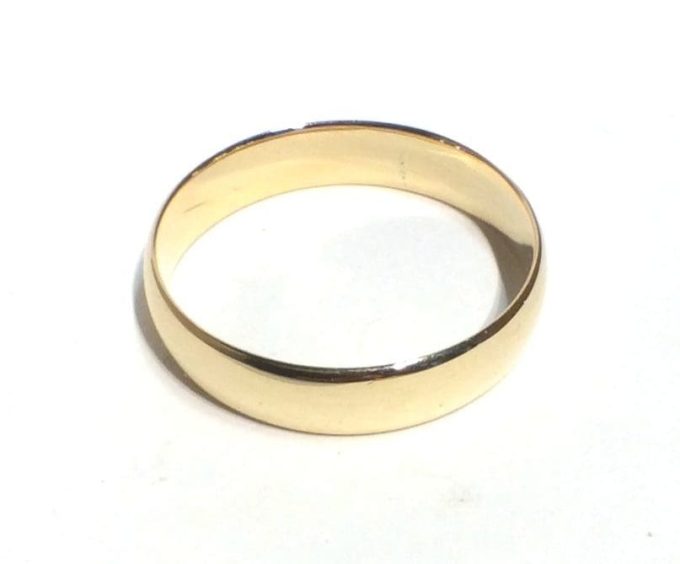 9ct Gold 5mm Slight Court Band - Image 3
