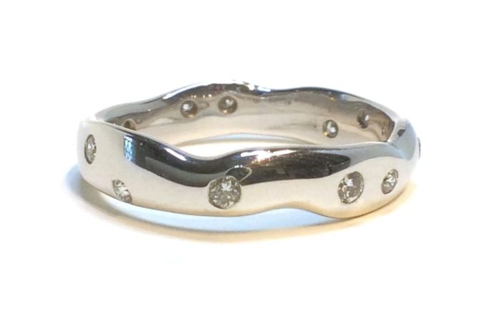 18ct Gold Diamond Set Organic Form Band - Image 4