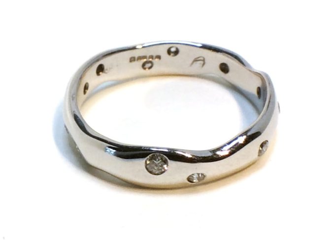 18ct Gold Diamond Set Organic Form Band - Image 3