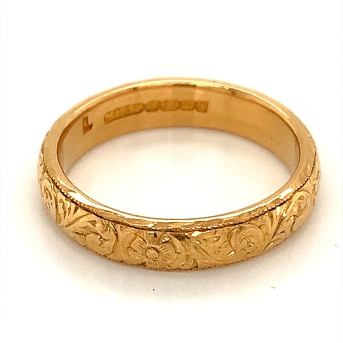 Vintage 22ct Gold Engraved Band - Image 2